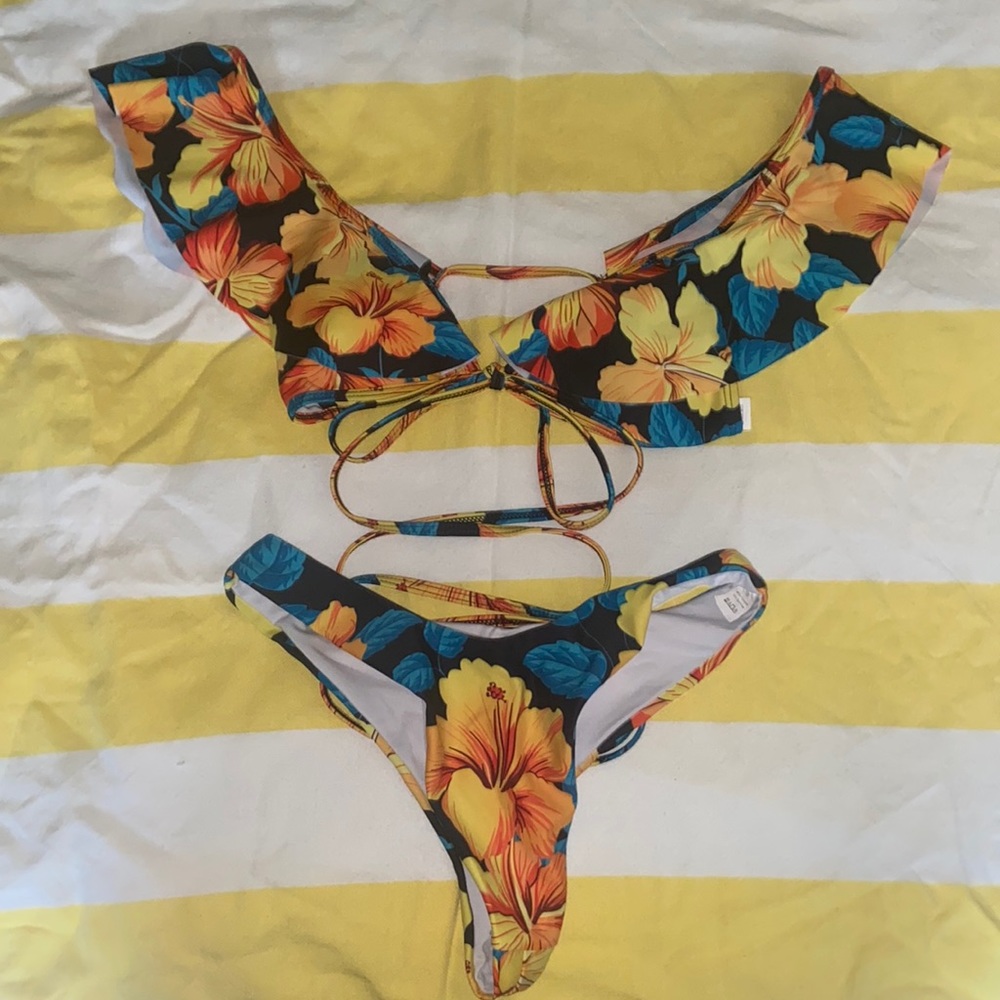 Floral tie details bikini
